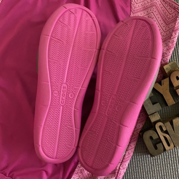 🐊☔️CROCS Women’s Slingback/Cut Away Shoe in Gray & Magenta - Picture 8 of 12